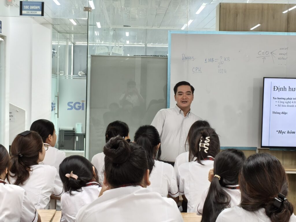 Phó hiệu trưởng nhà trường phát biểu với các em học sinh