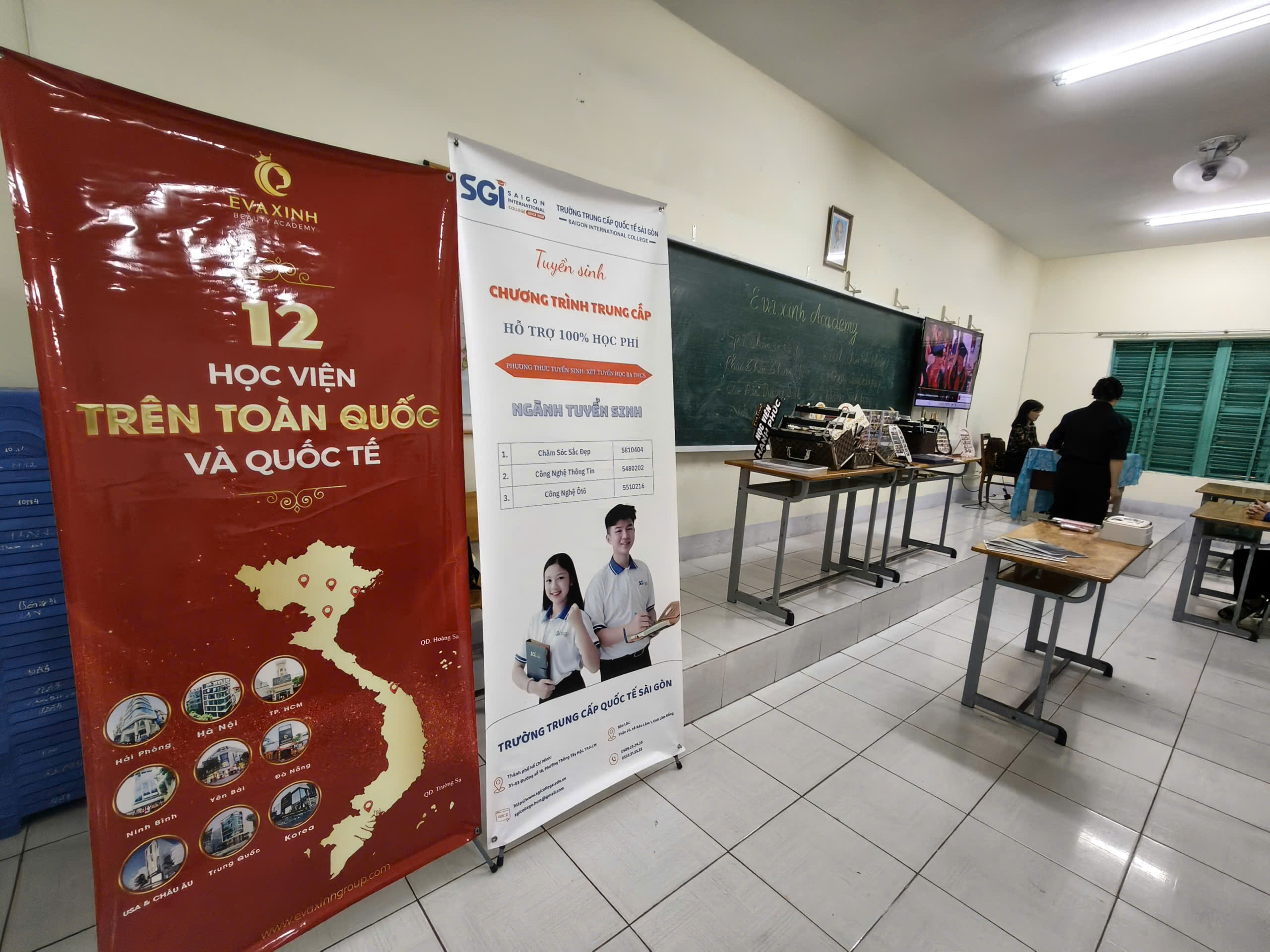 standee hai đơn vị